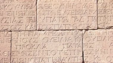 Taşa kazınmış antik bir Roma yazıtına yakından bakın..