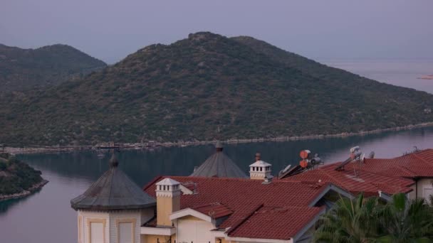 Večerní scenérie západu slunce nad mořem a horami. — Stock video