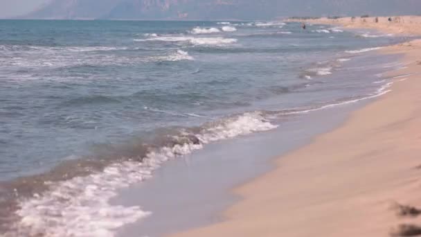 Морські хвилі плескають на березі моря . — стокове відео