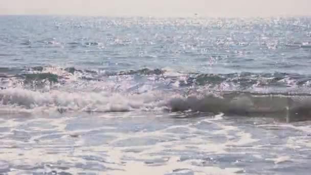 Ondas suaves do mar em uma praia de areia. — Vídeo de Stock