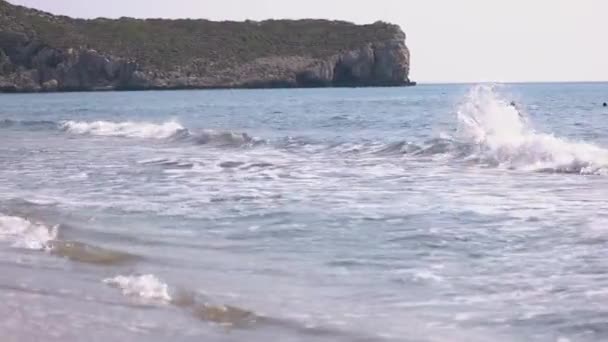 Pessoas nadando em mar ondulado. — Vídeo de Stock