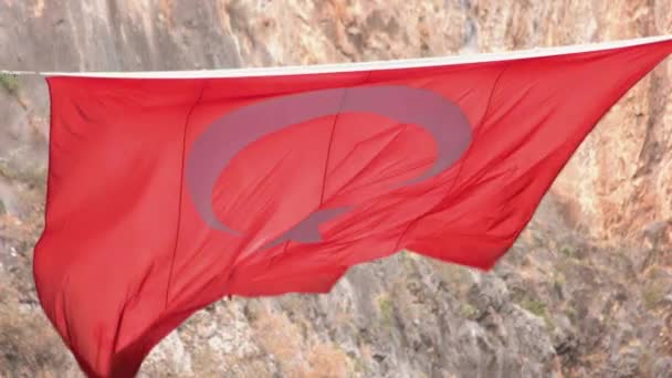 Bandera turca ondeando en el viento. — Vídeo de stock