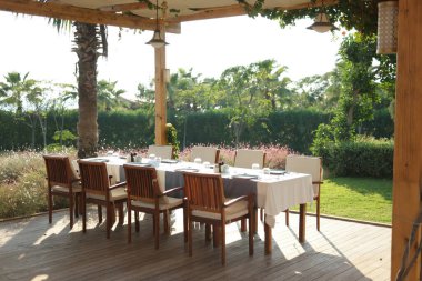 Arka planda yeşil bahçesi olan güzel bir yaz terası..