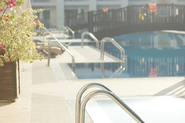 Cerca de la piscina al aire libre en el hotel resort. —  Fotos de Stock