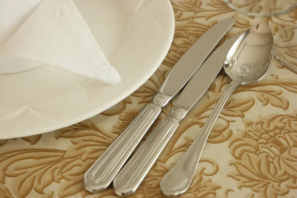 Mesa con plato, cuchillos, cuchara y servilleta. — Foto de Stock