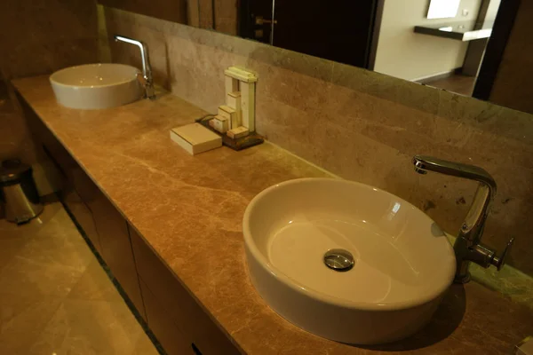 Гігієнічна раковина у ванній кімнаті готелю . — стокове фото
