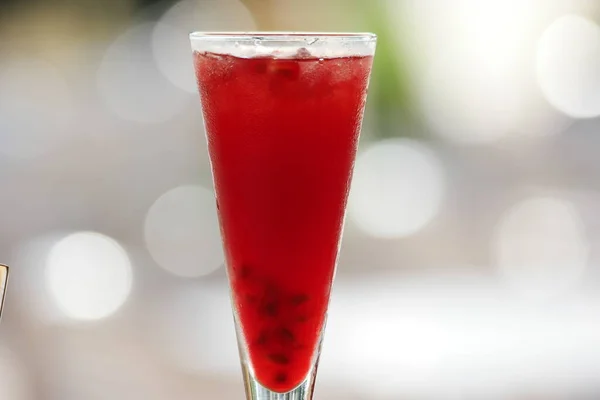 Glass with fresh pomegranate juice. — Stock Photo, Image