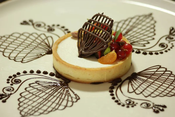 Elegant zoet dessert op prachtig versierd bord. — Stockfoto