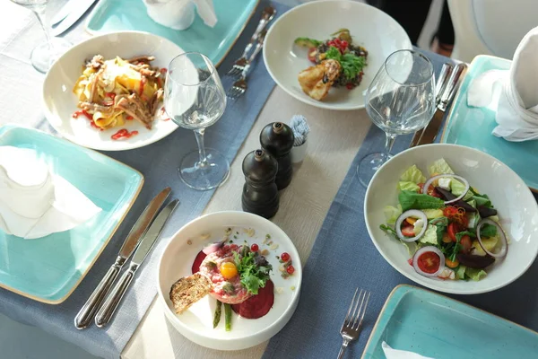 Deliciosos platos en la mesa en el restaurante. — Foto de Stock