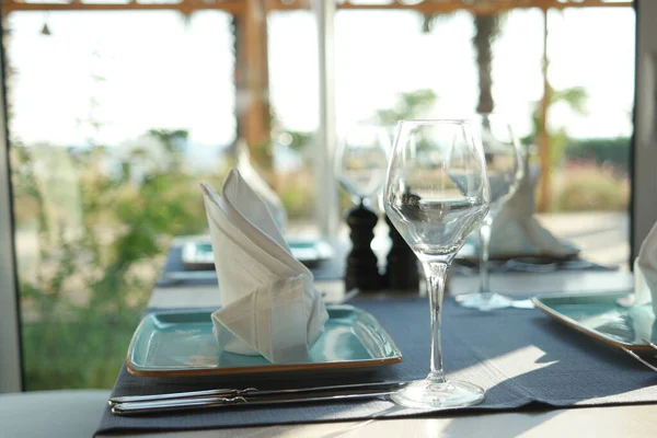 Ajuste de mesa con vaso de vino vacío, plato y servilleta. — Foto de Stock