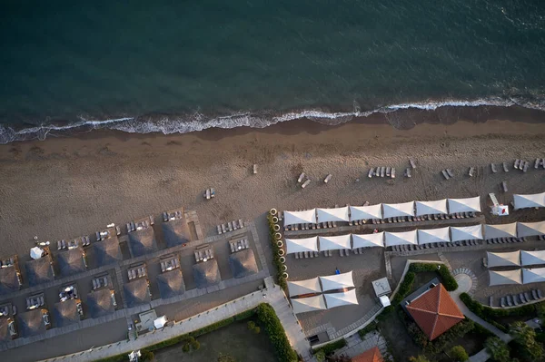 Drone vista del complejo exótico de playa en la zona costera. — Foto de Stock