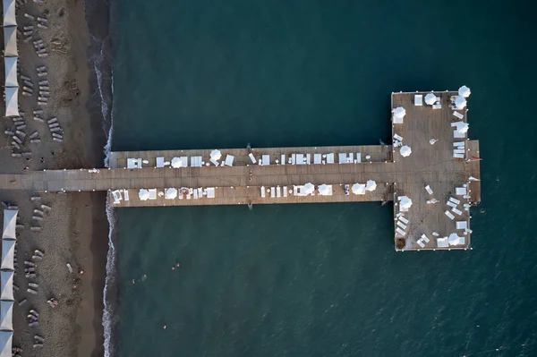 Costa do resort com cais de madeira no mar, vista aérea. — Fotografia de Stock