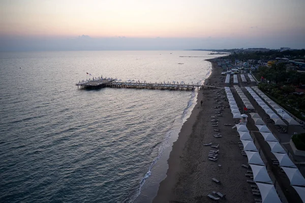 Vista Arial al resort de lujo y a la costa al atardecer. — Foto de Stock