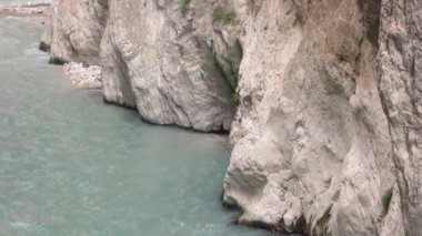 Dağ nehrindeki turkuaz su kanyon vadisinden akıyor..