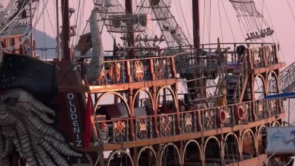 トルコのリゾートでの観光客のための海賊船. — ストック動画