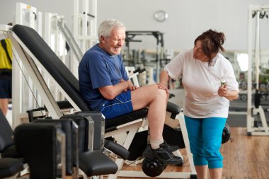 Dizinde şiddetli ağrısı olan mutsuz yaşlı bir adam..