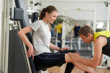 Spor salonunda bacağından sakatlanan genç mutsuz bir kadın..