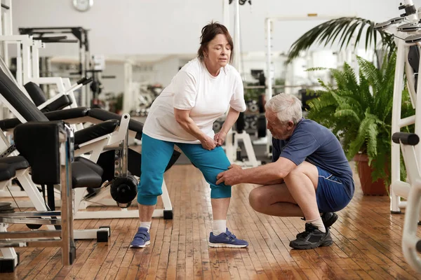 다리에 심한 근육 경련을 일으키는 나이든 여자. — 스톡 사진