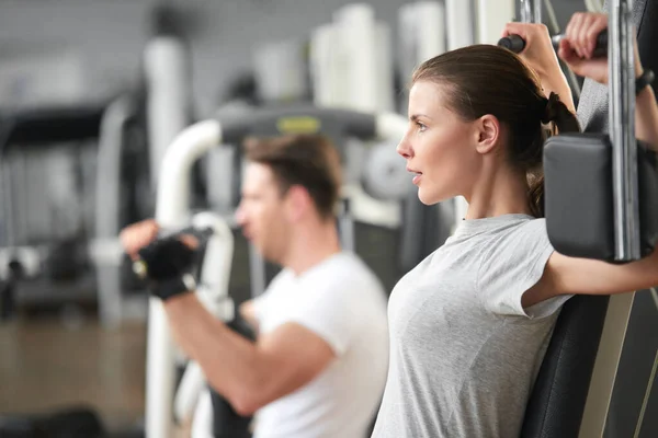 Confident young woman training at gym. — Stock Photo, Image