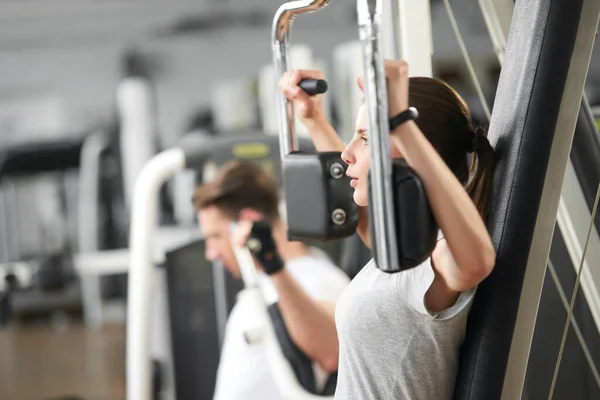 Beautiful athletic woman training at gym. — Stock Photo, Image