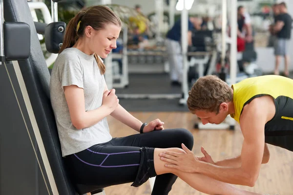 Spor salonunda dizinden sakatlanan mutsuz genç bir kadın..