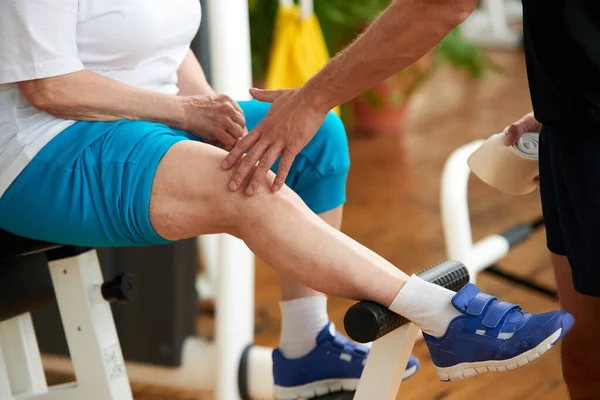운동을 하는 동안 무릎 통증이 있다. — 스톡 사진