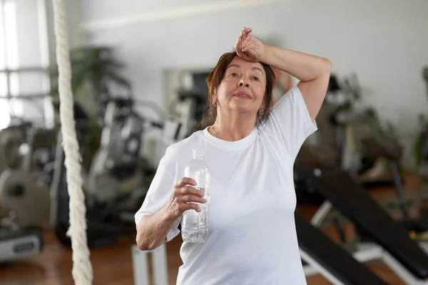 Donna anziana stanca dopo l'allenamento in palestra. — Foto Stock