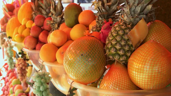 Wyświetlacz ze świeżymi owocami tropikalnymi. — Zdjęcie stockowe