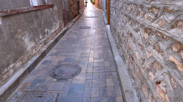 Rua de paralelepípedos velha de uma cidade antiga na Turquia. — Fotografia de Stock