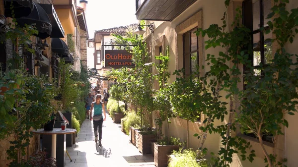 Kaleici rua da cidade velha com belas plantas verdes. — Fotografia de Stock