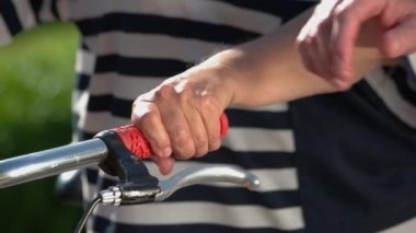 Son sınıf öğrencisinin eli, son sınıf bir bayanın elini okşuyor..