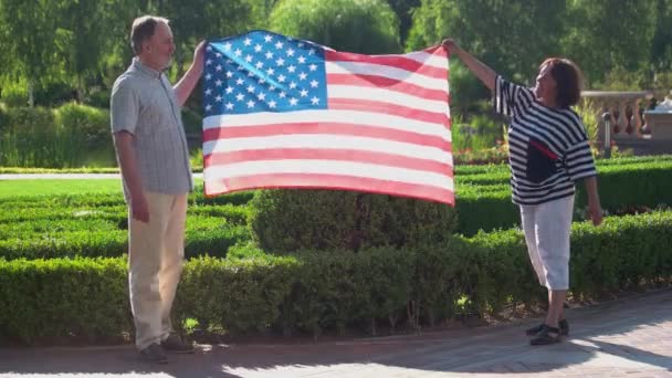 Joyeux couple aîné tenant le drapeau américain. — Video