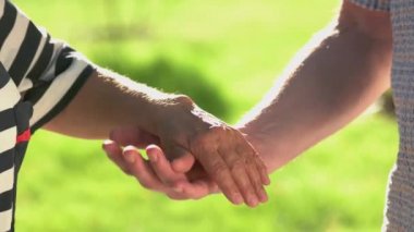 Yaşlı bir adam alyanslı bir kadına evlenme teklif ediyor..