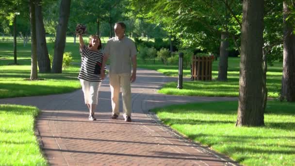 Casal sênior na data romântica no parque. — Vídeo de Stock