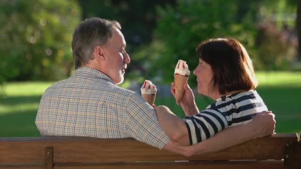 Casal sênior com sorvete se divertindo ao ar livre. — Vídeo de Stock
