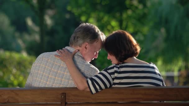 Romantyczna para seniorów spędzająca razem wolny czas. — Wideo stockowe