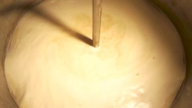 Bira köpüğü bira fabrikasında dönüyor..