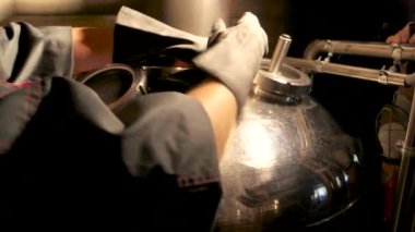 İşçi bira deposu vanasını büküyor..