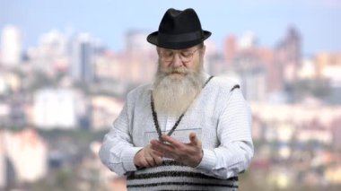 Cam tablet kullanan kendinden emin kıdemli bir adam..