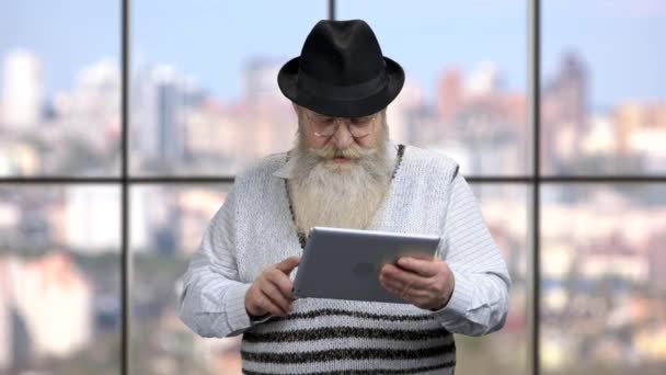 Sorrindo homem sênior segurando tablet computador. — Vídeo de Stock