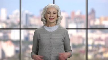 Olgun bir kadın iki parmağını kaldırıyor..