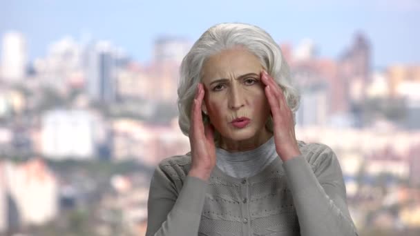 Detailní záběr dospělé ženy trpící bolestí hlavy. — Stock video