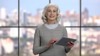 Kameraya konuşan olgun bir kadın..