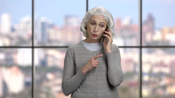 Zelfverzekerde volwassen vrouw praten op mobiele telefoon. — Stockvideo