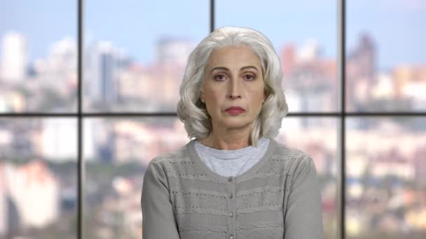 Senior kaukasiska kvinna med tankeväckande uttryck. — Stockvideo