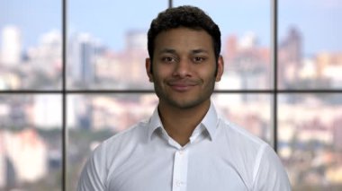 Kameraya bakarak gülümseyen işadamını kapat.