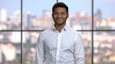 Kollarını kavuşturmuş gülümseyen iş adamının portresi..