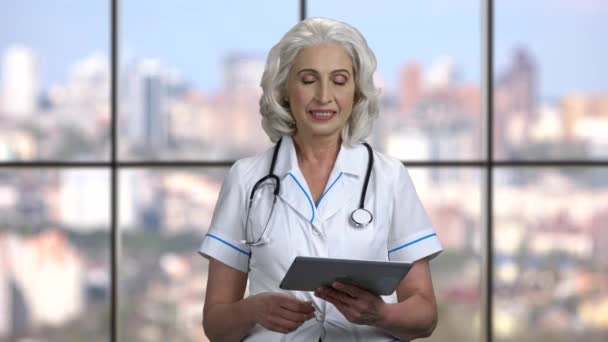 Maturo medico femminile utilizzando tablet digitale. — Video Stock