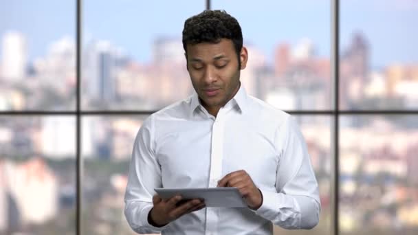 Przystojny trener biznesu przy użyciu tabletu cyfrowego. — Wideo stockowe