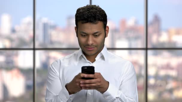 Chiudere bel ragazzo indiano utilizzando il telefono cellulare. — Video Stock